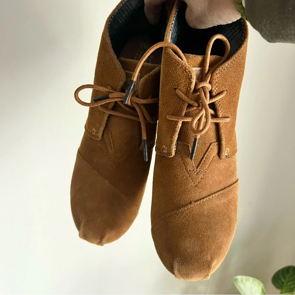 TOMS cute  Desert Bootie Wedge size 9.5 Chestnut suede New with original…